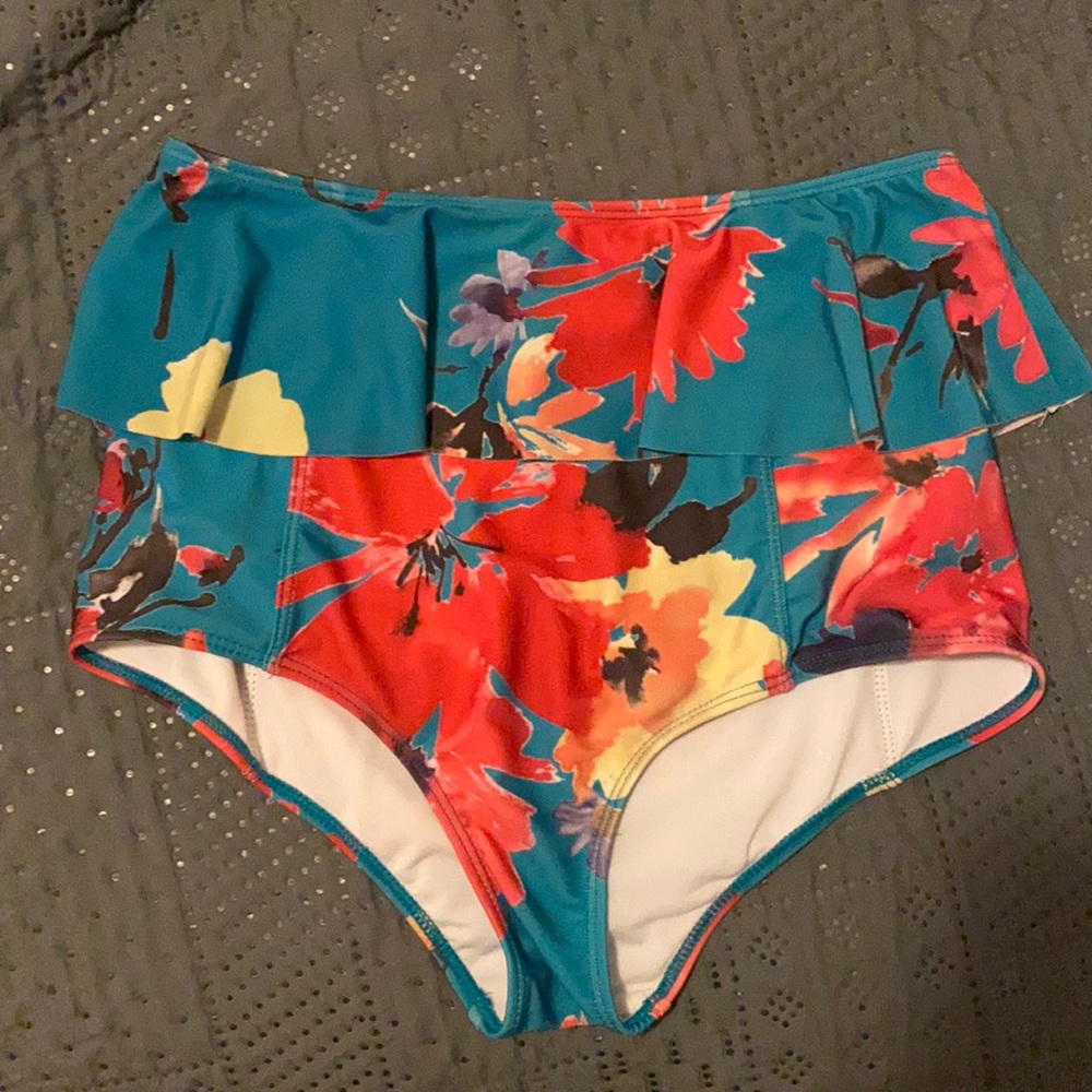 KORTNI JEANE Ruffled Round Floral Bottoms